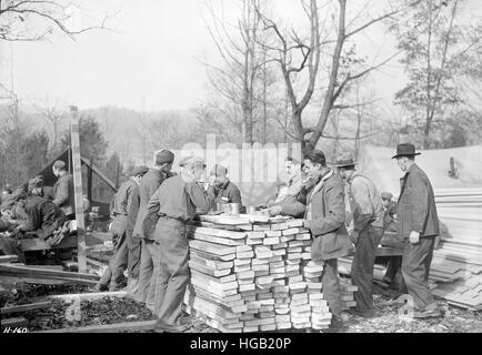 Les hommes de manger à l'extérieur à un Civilian Conservation Corp camp en Arizona, 1933. Banque D'Images