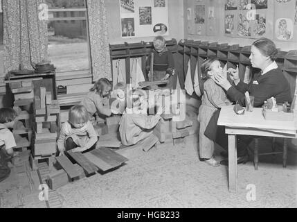 Les enfants sont à une pépinière WPA dans Scotts Run, West Virginia, 1937. Banque D'Images