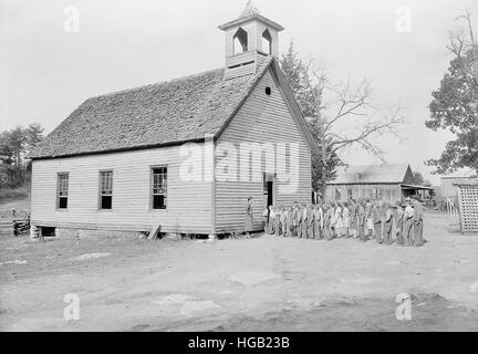 Vue extérieure de l'école près de Oakdale Loyston, New York, 1933. Banque D'Images