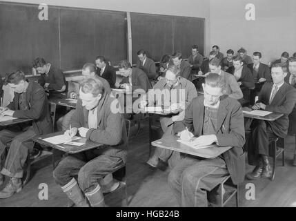 Les ouvriers qualifiés et non qualifiés en tenant l'examen TVA, 1933. Banque D'Images