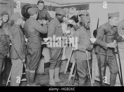 Les soldats américains obtenir leur nourriture de la Croix-Rouge américaine cantine. Banque D'Images