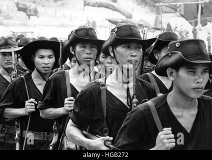 Les jeunes hommes vietnamiens revenir dans leur village natal après une formation militaire. Banque D'Images