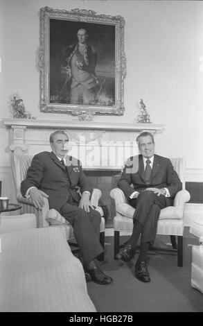 Le président Richard Nixon et le dirigeant soviétique Leonid Brejnev assis dans la Maison Blanche. Banque D'Images