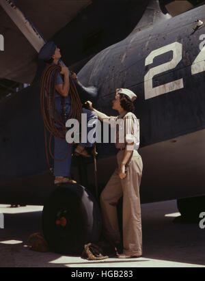 Les femmes qui travaillent sur les avions de la Marine américaine à la Naval Air Base de Corpus Christi, Texas. Banque D'Images