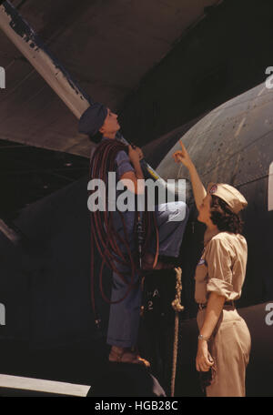 Les femmes qui travaillent sur les avions de la Marine américaine à la Naval Air Base de Corpus Christi, Texas. Banque D'Images