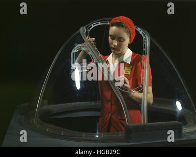 Woman putting touche finale sur le nez d'un bombardier B-17F Bombardier. Banque D'Images