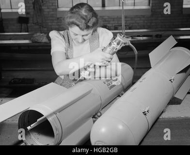 Femme de l'assemblage carters flare dans une usine, 1942. Banque D'Images