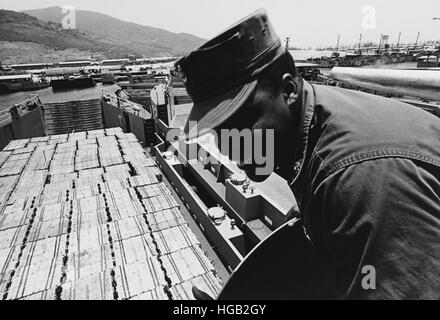 Premier maître de Manœuvre sourires que son équipage se prépare à quitter le Vietnam du Sud sur un cargo, 1969. Banque D'Images