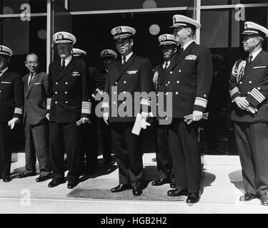 L'amiral Chester Nimitz W. avec des officiers de l'escadron de formation japonais, 1964. Banque D'Images