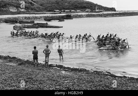 La Force d'ordure vietnamien lors d'une phase de formation de démolition sous-marine pendant la guerre du Vietnam. Banque D'Images