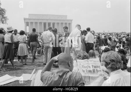 Foule des Afro-Américains et les blancs sur les motifs du Lincoln Memorial à Washington D.C., 1963. Banque D'Images