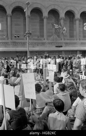 African American et blanc La liberté des partisans du Parti démocratique du Mississippi en dehors de la Convention nationale démocrate de 1964. Banque D'Images