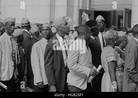 Les jeunes hommes dans les bouchons de la NAACP en face de la gare Union, au cours de la Marche sur Washington, 1963. Banque D'Images