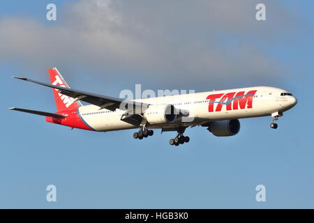 Boeing 777-300ER TAM PT-MUA à l'atterrissage à l'aéroport Heathrow de Londres, UK Banque D'Images