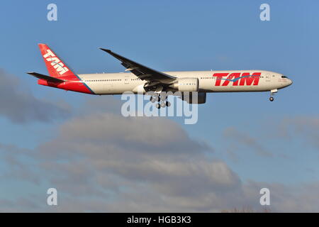 Boeing 777-300ER TAM PT-MUA à l'atterrissage à l'aéroport Heathrow de Londres, UK Banque D'Images