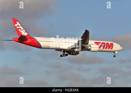 Boeing 777-300ER TAM PT-MUA à l'atterrissage à l'aéroport Heathrow de Londres, UK Banque D'Images