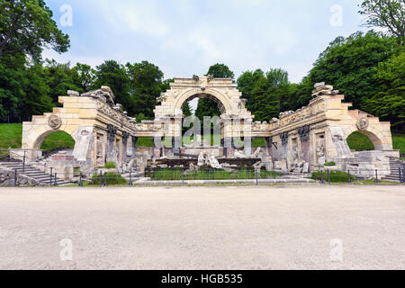 Photo de ruines romaines antiques fontaine au château de Schönbrunn, Vienne, Autriche Banque D'Images