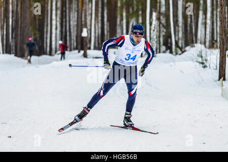 Male skier en hiver hommes athlète woods free style au cours de championnat sur le ski de fond Banque D'Images