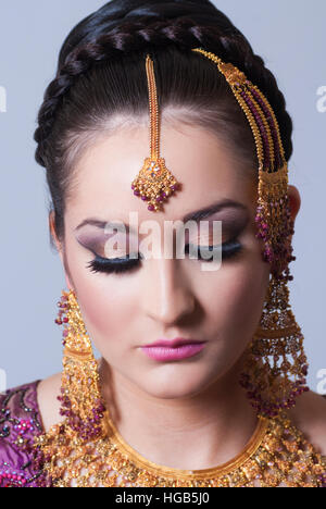 Belle Asian bride wearing gold Banque D'Images