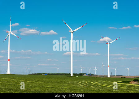 Windwheels dans un champ d'herbe vu en Allemagne Banque D'Images