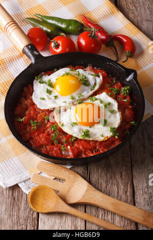 Huevos rancheros libre dans la casserole et les ingrédients sur la table, vertical Banque D'Images