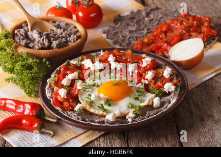 Petit-déjeuner mexicain : huevos rancheros close-up sur une plaque sur la table horizontale. Banque D'Images