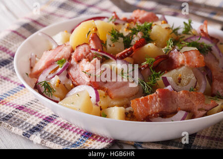 Salade avec du bacon, pommes de terre et les oignons dans un bol close up. Banque D'Images