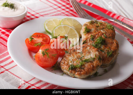 Hot cakes avec la chaux et les tomates sur une assiette blanche et de la sauce. Banque D'Images