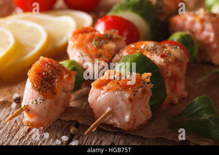 Saumon grillé avec légumes en brochettes sur la table macro horizontale. Banque D'Images