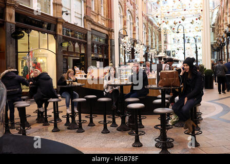 En prenant une pause de shopping à Leeds pour le café Banque D'Images