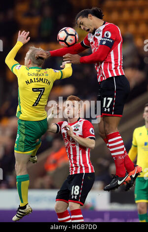 La ville de Norwich Steven Naismith (à gauche) et Southampton Virgil van Dijk bataille pour la balle en l'air pendant l'unis en FA Cup, troisième tour match à Carrow Road, Norwich. Banque D'Images