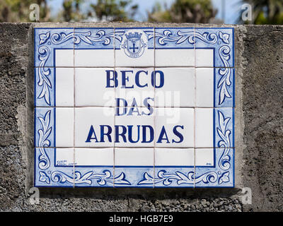 Lagoa en céramique city Street Sign . Une plaque de rue bleu et blanc faite par la ceramica est le standard signe utilisé par la ville de Lagoa. Banque D'Images