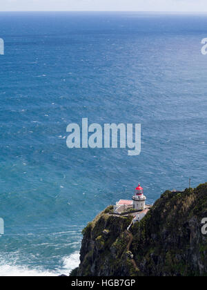 Farol do Arnel préside l'ouverture de l'Atlantique. Ce vieux phare juste au sud du Nordeste, est assis sur un prominatory au-dessus un martèlement océan Atlantique Banque D'Images