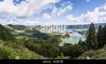 Sete Cidades Lacs Caldeiras et la vallée. Un panorama de la ville de Sete Cidades, Lagoa Azul, Lagoa Verde et la vallée derrière. Banque D'Images