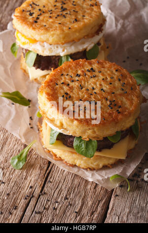 Deux ramen burger close-up sur une table en bois vertical. Banque D'Images