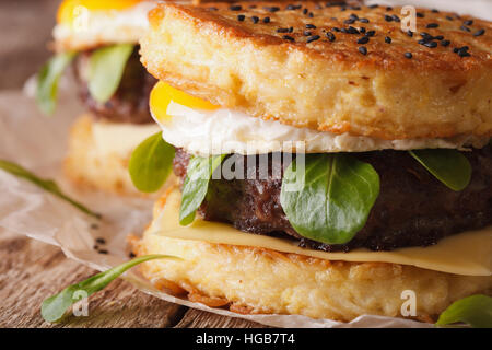 Ramen burger juteux avec oeuf fermer vers le haut sur la table. Banque D'Images