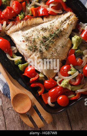 La plie rouge savoureux avec des légumes de saison close-up dans une casserole. vertical Vue de dessus Banque D'Images