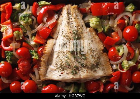 La plie rouge avec des légumes savoureux close-up Vue de dessus horizontale. Banque D'Images