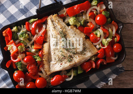 La plie rouge savoureux avec des légumes de saison close-up dans une casserole. Vue du dessus horizontale Banque D'Images