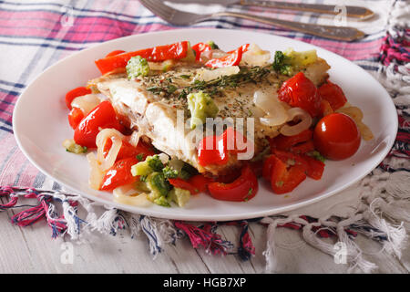 La plie rouge savoureux avec des légumes de saison gros plan sur une plaque horizontale. Banque D'Images