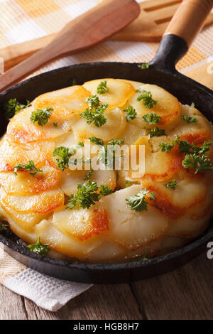Délicieux gratin de pommes de terre dans une casserole sur la table. La verticale Banque D'Images