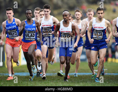 La société britannique Sir Mo Farah et Callum Hawkins au début de la Men's 8k pendant la Grande 2017 Edinburgh International GS dans Holyrood Park. Banque D'Images