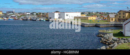 Journée de travail dans le village de Bonavista. Vue du littoral à travers l'eau de ville dans les régions rurales de Terre-Neuve, Canada. Banque D'Images