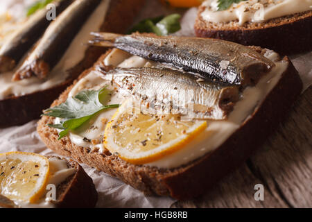 Poisson délicieux sandwiches avec anchois et le fromage à la crème sur la table horizontale. Banque D'Images