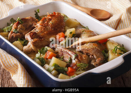 Ragoût de poulet savoureux avec des pommes de terre, les courgettes et les carottes dans un plat de près. L'horizontale Banque D'Images