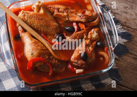 Ragoût de poulet en sauce tomate avec des légumes close up dans un bol en verre. Banque D'Images