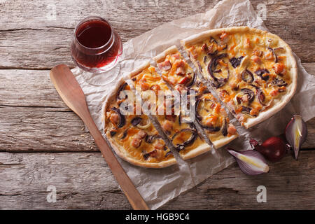 Tranches de tartes flambées et de vin rouge sur la table horizontale Vue de dessus. Banque D'Images