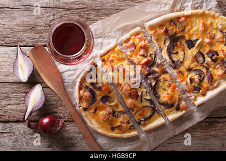 Tranches de tartes flambées et de vin rouge sur la table horizontale Vue de dessus. Banque D'Images