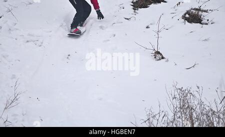 Snowboard garçon automne rouler dans la neige avec les vacances d'hiver Banque D'Images