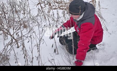 Snowboard garçon automne rouler dans la neige avec les vacances d'hiver Banque D'Images